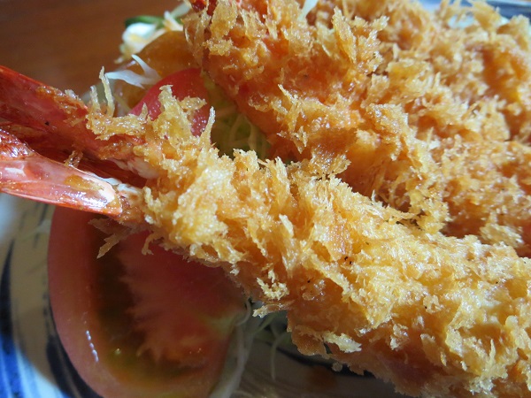 とんかつ とん丸のエビフライ定食のエビフライの近影画像。