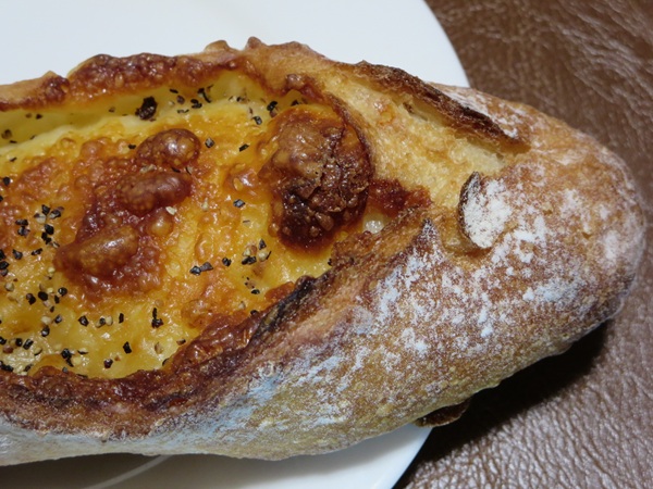 BAKERY 1960のチーズバゲットの近影画像。