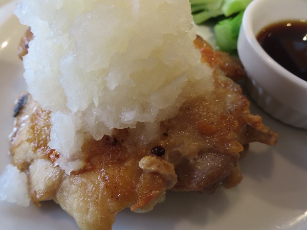 ココスの鬼おろしチキンステーキの別角度からの近影画像。