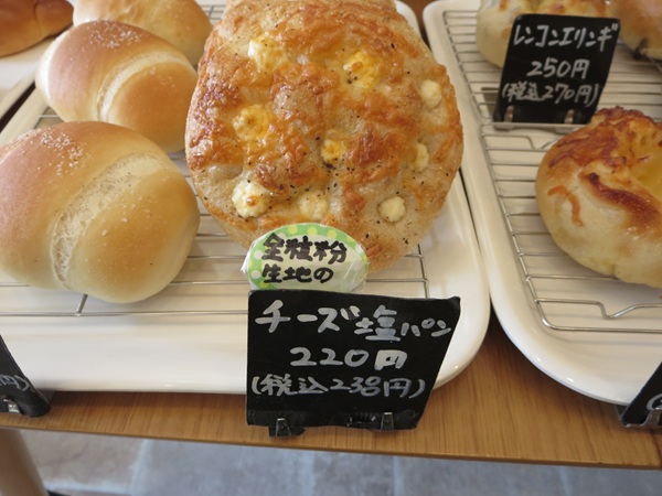 Warabeya Bakeryのチーズ塩パンが置かれている陳列棚。