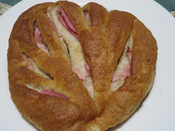BAKE＆C のフーガス（ベーコン）の近影写真。