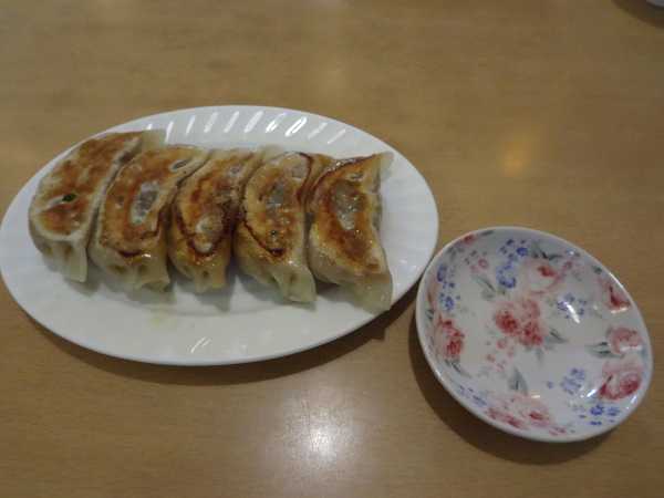佳佳苑の自家製焼き餃子の全体画像。