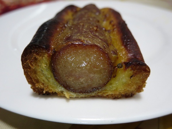 カンテボーレのビッグあらびきフランクのトースト後の断面の近影画像。