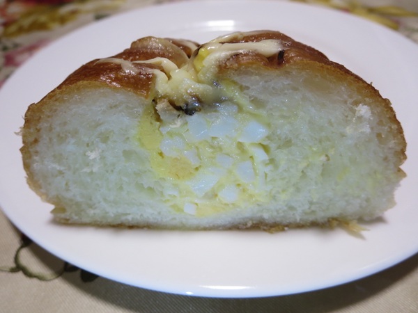 BAKERY＆cafe辰巳俱楽部のホットサンド塩パンの断面の近影画像。