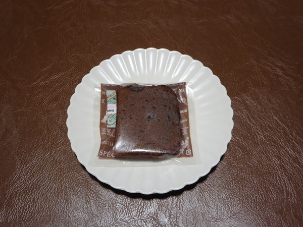 パティスリータクのケークショコラの全体画像。
