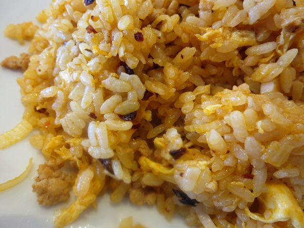 味府中華居酒屋の味府特製チャーハンの近影画像。