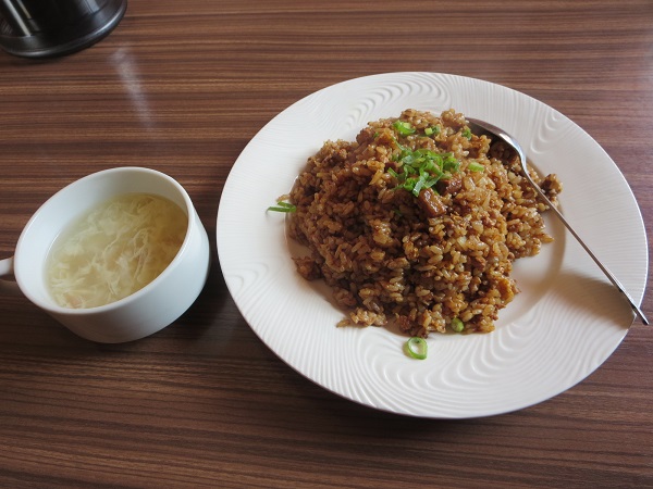 東昇餃子宴の特製チャーハンの全体写真。