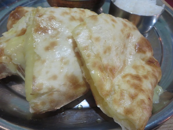 インド料理 ロータスのチーズナンセットのチーズナンの近影写真。