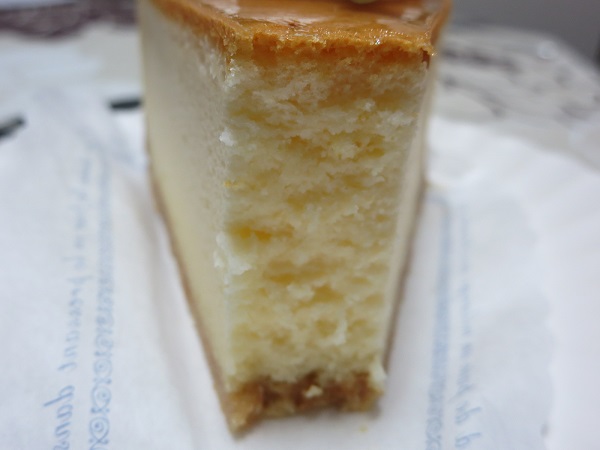 シェ・レカミエのスフレチーズケーキの断面の近影写真。