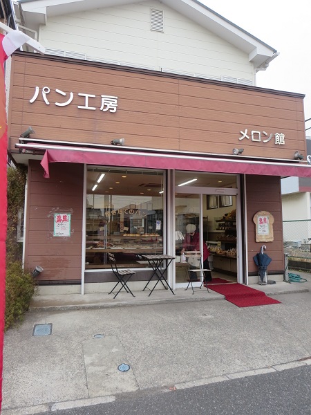 パン工房 リヨン メロン館の看板と入口。