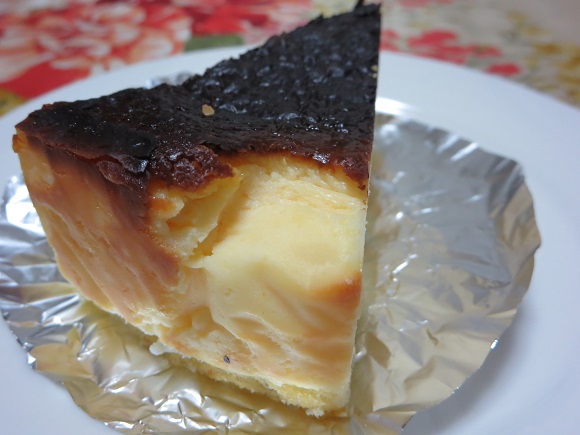 ル・グレ館のバスクチーズケーキの近影（別角度）