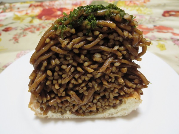 はーとやのパンの焼きそばパンの断面の近影画像。