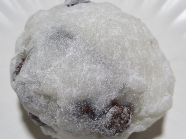 袖ヶ浦の豆大福の別角度からの近影画像。
