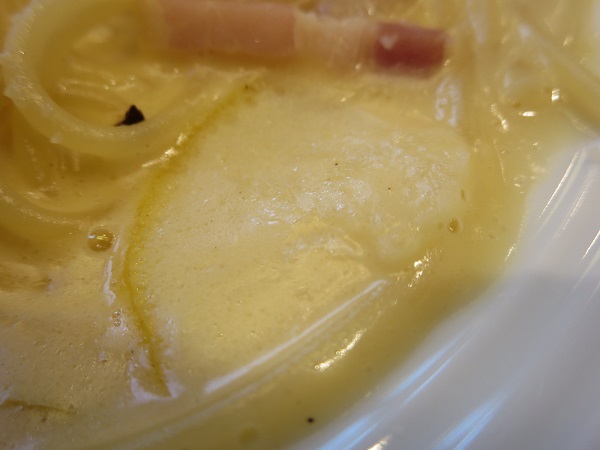 オリーブの丘のえびとベーコンのレモンカルボナーラのレモンの近影画像