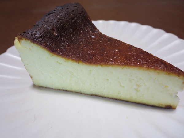 ランドール洋菓子店のバスクチーズケーキの別角度からの画像。