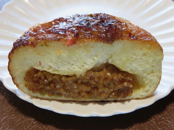 ルフランの焼きそばドーナツのトースト後の断面の近影画像。