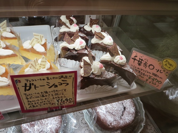 ルミエールのガトーショコラが置かれているショーケース。