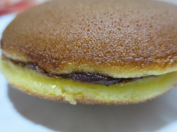 御菓子処袖ヶ浦のチョコどら焼きの別角度からの近影画像。