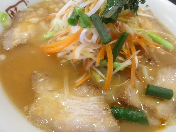 喜多方ラーメン 坂内の10種野菜のポカポカ味噌ラーメンの焼豚の近影写真。