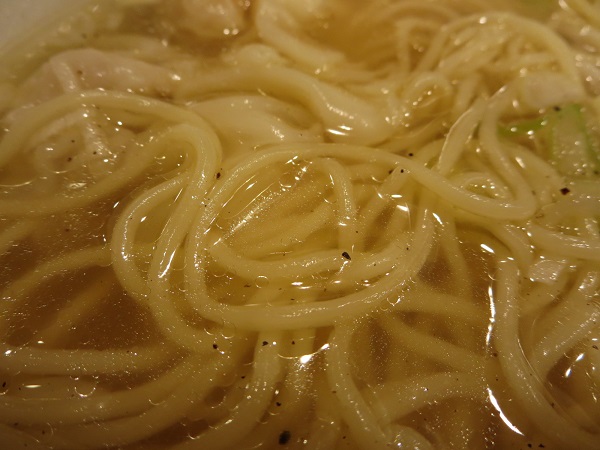 横浜家系ラーメン希家のえびワンタン麺の麺の近影画像。