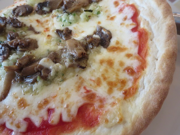 サイゼリヤの野菜ときのこのピザの別角度からの近影写真。