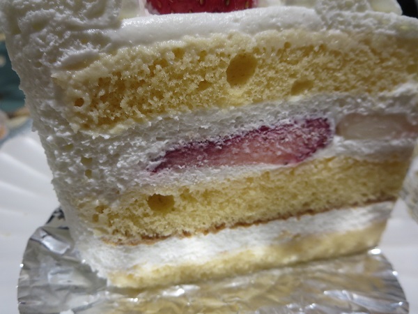 パティスリー HAGUMIの苺のショートケーキの別角度からの近影画像。