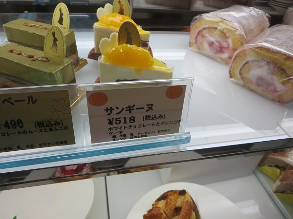金のうさぎのサンギーヌが置かれているショーケース。