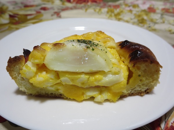 パン屋ジパングのベーコンエッグのトースト後の断面の近影画像。