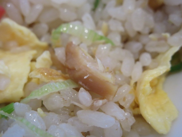中華ガキ大将の五目チャーハンの肉の近影画像。