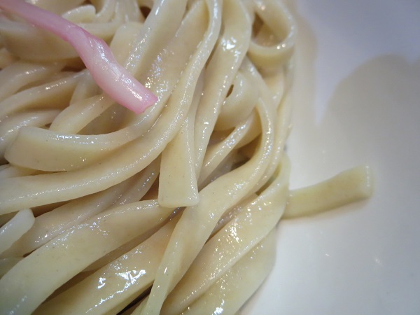 金獅子のつけめんの麺の近影画像。