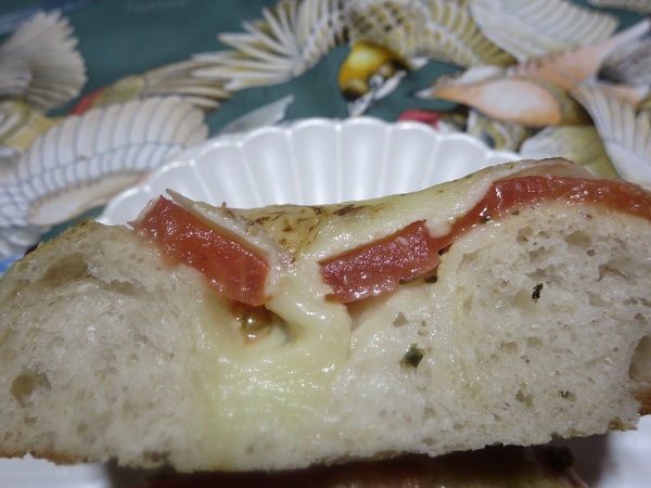 てるパンのフレッシュトマトとモッツァレラチーズの断面の近影画像。