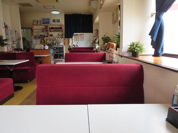 インドレストラン ディルクースの店内の様子。