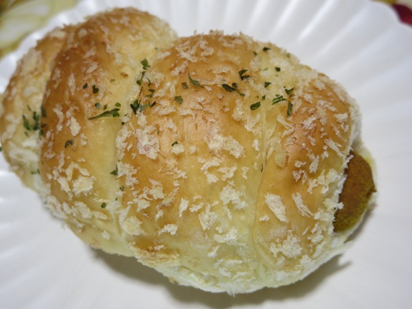 パン工房 ナララのカレーフランクの近影画像。