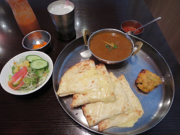 チャンドラマのマトンカレー・チーズナンの全体画像。