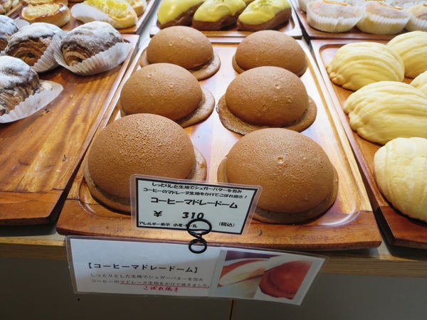 SANBON BAKERYのコーヒーマドレードームが置かれている陳列棚。