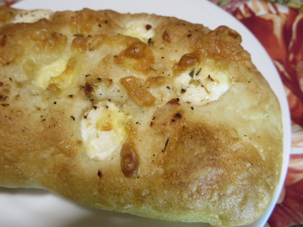 牧場のパン屋さんリヨンの塩パンチーズの近影画像。