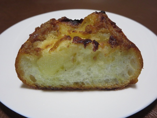 おおみやパンカフェのポテトツナマヨのトースト後の断面の近影画像。