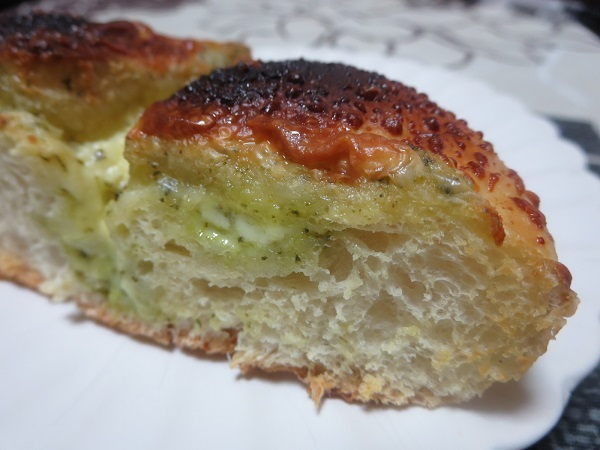 VIE DE FRANCEのバジルチーズブールのトースト後の近影画像。