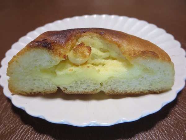 麻布十番モンタボーのじゅわっとチーズフランスのトースト後の断面の近影画像。