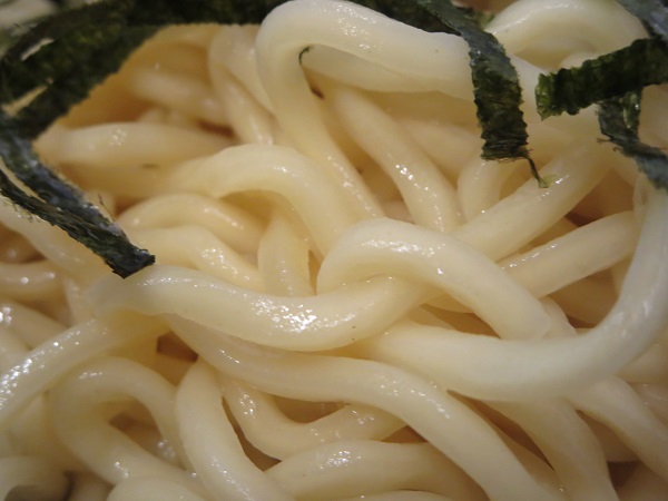 麺処あみやの辛ごまつけめんの麺の近影画像。