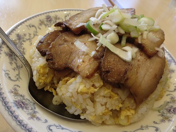 餃子太郎の角煮チャーハンの近影。