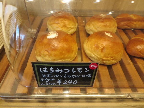レンガのおうちのはちみつレモンが置かれている陳列棚。