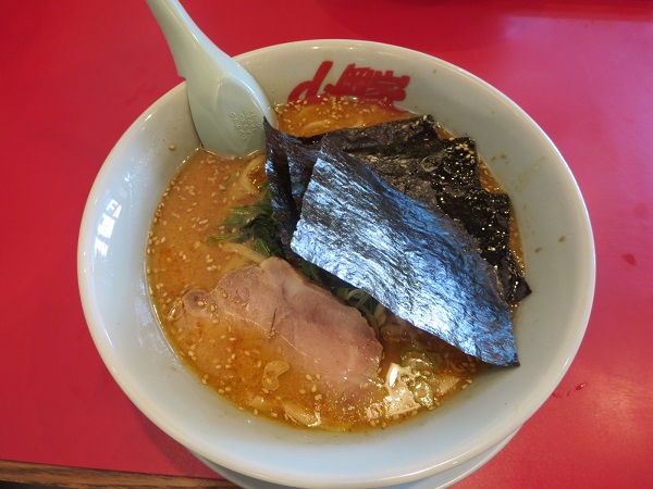 ラーメン山岡家の特製味噌ラーメンの全体画像。
