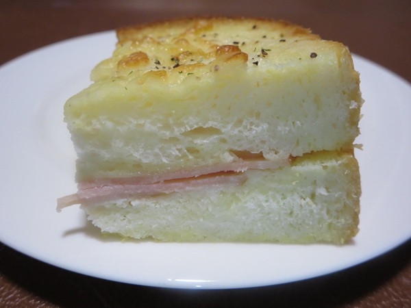 Boulangerie MASSAのクロックムッシュの断面の近影画像。