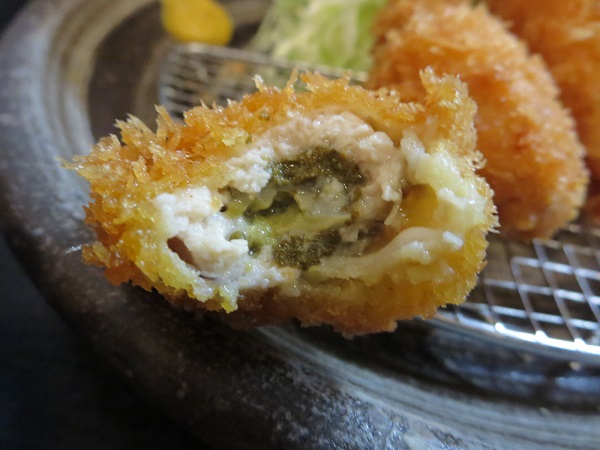 まこと家のエビ・カキ定食のカキフライの断面の近影画像。