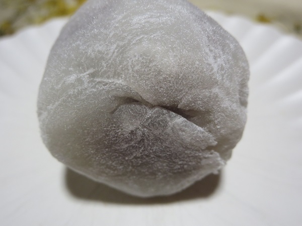 季彩菓庵しげつのいちご大福の底面の近影画像。