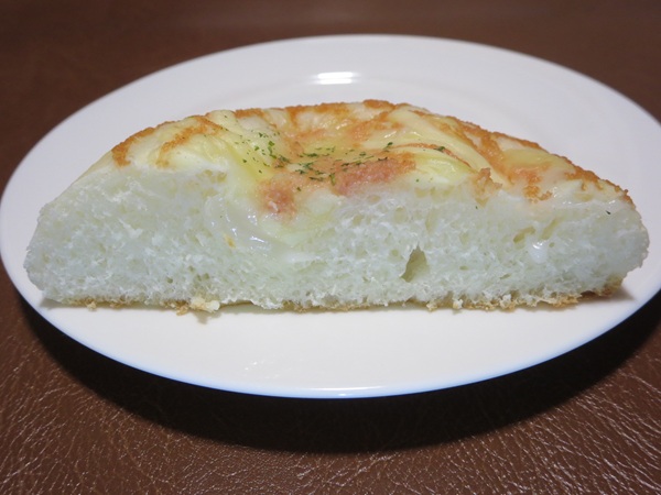 マロンドの明太もちチーズの断面の近影画像。