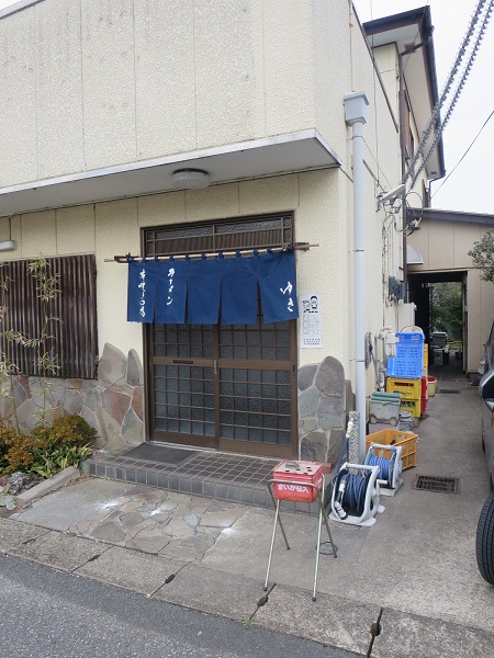 ゆきの暖簾と入口。