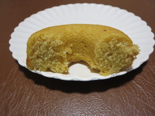 ケーキハウス チューリップの焼ドーナツ(メープル)の断面の近影画像。