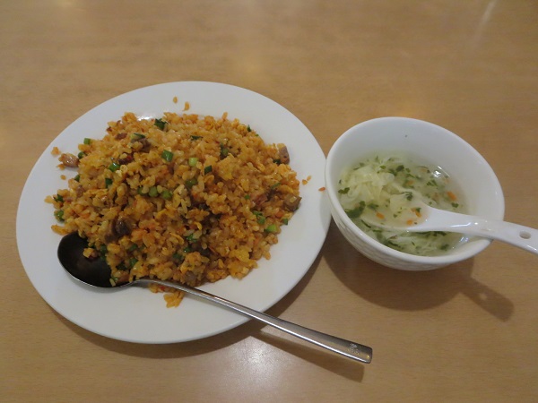 佳佳苑の四川風チャーハンの全体画像。